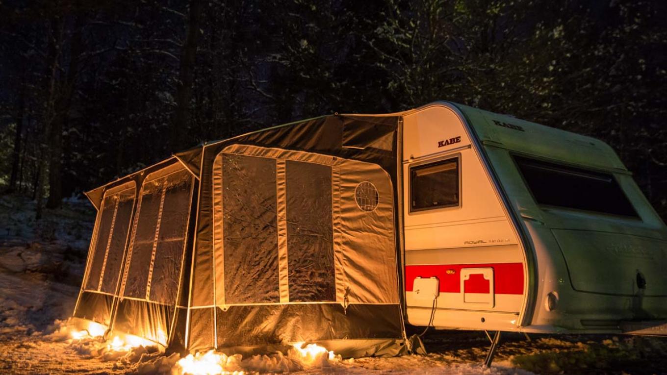 Vi var på vintercamping i en Kabe Royal 500 GLE KS og et Isabella Universal 360-fortelt. Vintercamping, Vättern Rundt, Sverige, Kabe Royal 500 GLE KS-campingvogn, Isabella Universal 360-fortelt