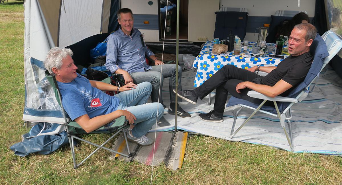 Tre venner fra studietiden holder fortsat sammen. Fra venstre ses Per Dahl, Steen Larsen og Henrik Christensen. Roskilde Festival, campingplads, camping
