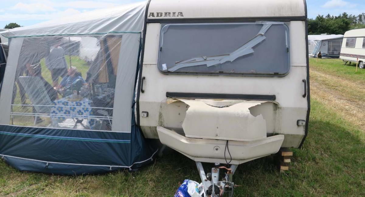 Indrømmet – gaskasse og forrude på den 35 år gamle Adria har absolut kendt bedre dage. Roskilde Festival, campingplads