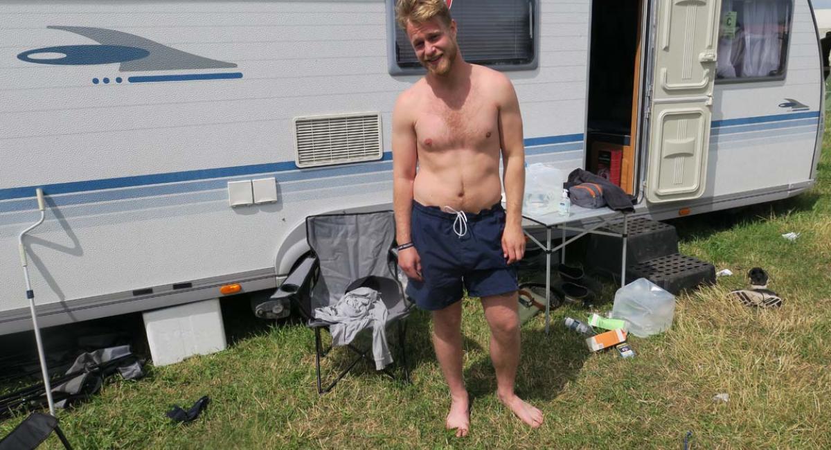 Rasmus Olesen har ligget i telt på festivalpladsen i 12 år, men nu vil han have mere komfort og ikke mindst fred og ro. Derfor er han og fem kammerater rykket ud på campingpladsen. Roskilde Festival, campingplads, camping